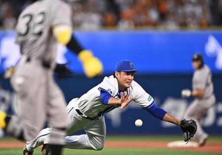 ２回、浦田（左手前）の強烈な打球を体で受け、転がるボールを一塁へ懸命にトスする藤浪（撮影・開出牧）