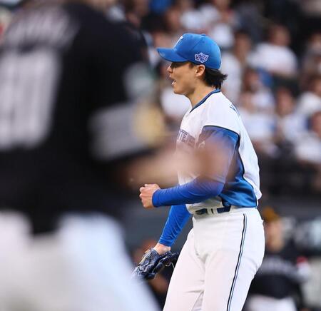 ４回、山本祐大を三振に仕留め、雄たけびを上げる山崎（撮影・中島達哉）