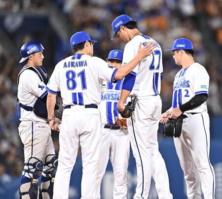 ３回途中で降板した藤浪（手前右）。左は自らマウンドへ行き投手交代を告げた相川監督（撮影・開出牧）