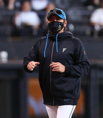 ６回、選手交代を告げる新庄監督（撮影・中島達哉）