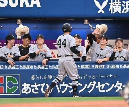 １回、先制のホームスチールに成功しナインとタッチを交わす佐々木（４４）＝撮影・開出牧）