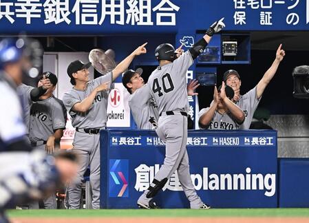 ５回、右越え２ランを放ちナインと共にポーズを決める中山（４０）＝撮影・開出牧