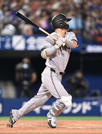 ５回、左前打を放ち猛打賞の大城（撮影・開出牧）