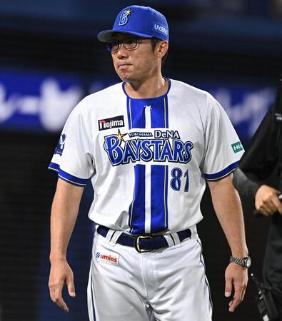 ６回、投手交代を告げた相川監督（撮影・開出牧）