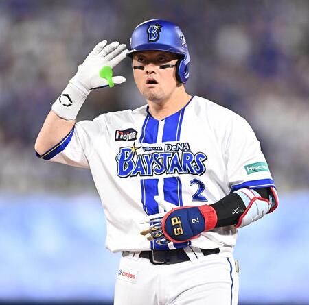 ７回、中前打を放ちポーズを決める牧（撮影・開出牧）