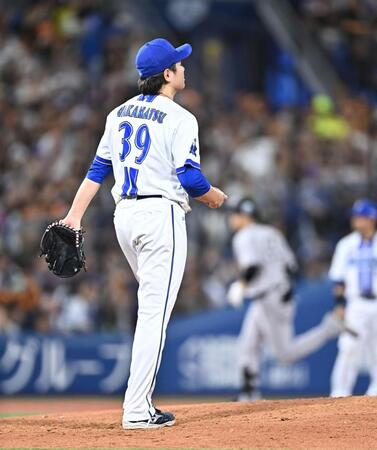 ５回、中山（後方）に右越え２ランを打たれた若松（撮影・開出牧）