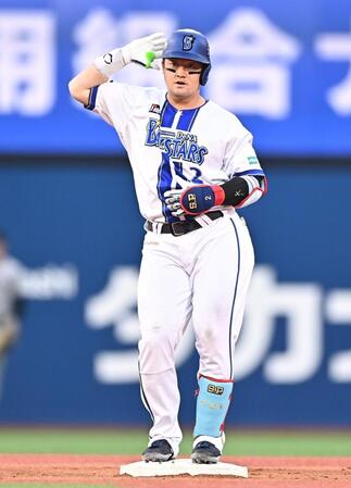 １回、左越え二塁打を放ちポーズを決める牧（撮影・開出牧）