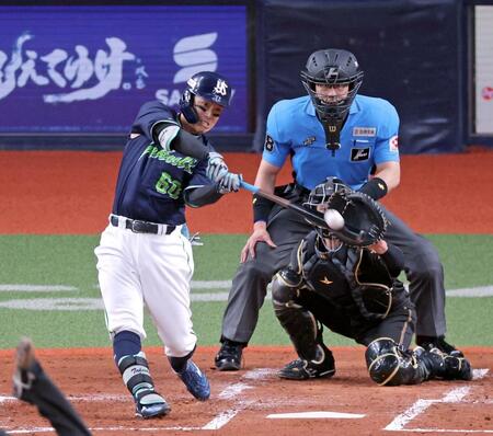 ３回、右翼スタンドへ同点ソロを放つ武岡（撮影・立川洋一郎）