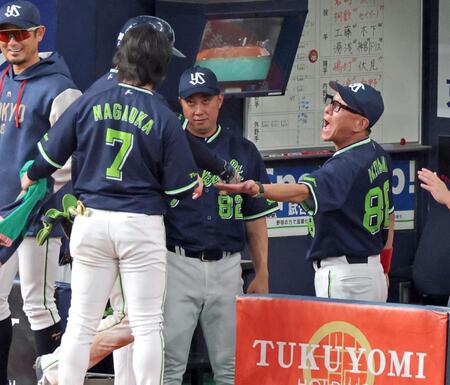 ６回、内山の２点適時二塁打で勝ち越しに成功し笑顔を見せる池山監督（右）＝撮影・立川洋一郎