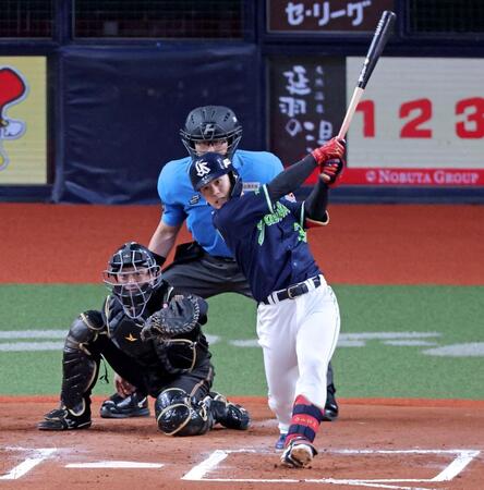 ６回、右中間へ勝ち越しの２点適時二塁打を放つ内山（撮影・立川洋一郎）