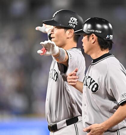 ３回、右前適時打を放ちポーズを決める大城（左）。右は亀井コーチ（撮影・開出牧）