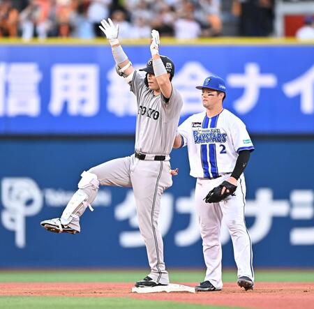 １回、中越え適時二塁打を放ちポーズを決める大城（左）。二塁手・牧（撮影・開出牧）