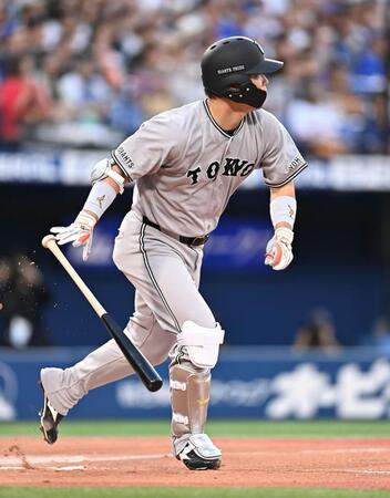 １回、中越え適時二塁打を放つ大城（撮影・開出牧）
