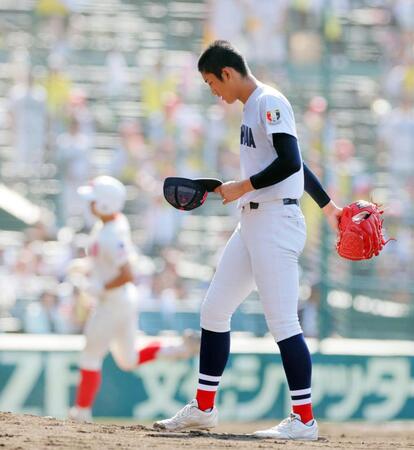 ３回、智弁和歌山・楠本（左）に勝ち越し３ランを浴びた横浜・織田