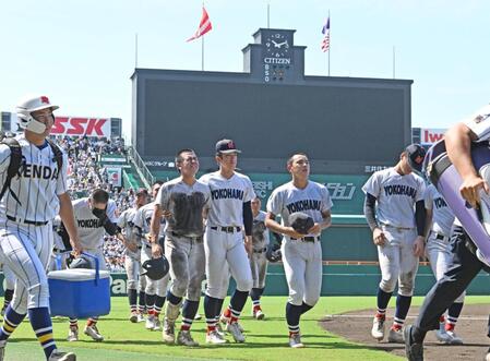 智弁和歌山に敗れ、引き揚げる織田翔希（中央）ら横浜ナイン
