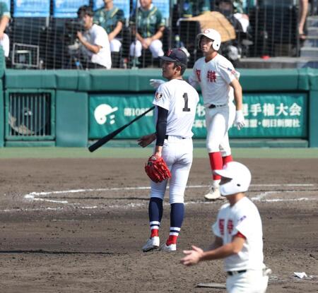 ３回、智弁和歌山・楠本龍生（奥）にライトへ勝ち越し３ランを浴びる横浜・織田翔希（撮影・中田匡峻）