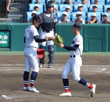 ３回途中で横浜・小林鉄三郎（右）と交代する横浜・織田翔希（撮影・中田匡峻）