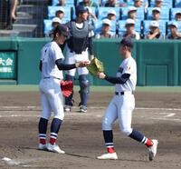 ３回途中で横浜・小林鉄三郎（右）と交代する横浜・織田翔希（撮影・中田匡峻）