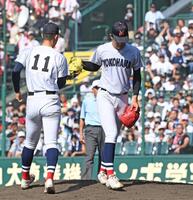 ３回に連打を浴びて降板し、小林鉄三郎（１１）と交代する横浜・織田翔希