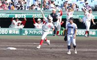 ３回、ライトへ勝ち越し３ランを放ち、歓喜に沸くナインを背に腕を突き上げる智弁和歌山・楠本龍生（撮影・中田匡峻）