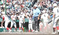 ７回、智弁和歌山・井戸本陽向の２点打を喜ぶ智弁和歌山・中谷仁監督（中央）＝撮影・高部洋祐
