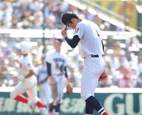 ３回、智弁和歌山・楠本龍生は右越えに３ランを浴び、マウンドでガックリの横浜・織田翔希（撮影・坂部計介）