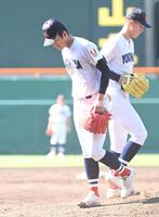 ３回、マウンドを降りる横浜・織田翔希（左）＝撮影・高部洋祐