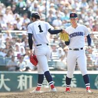３回、逆転を許した横浜・織田翔希は横浜・小林鉄三郎（右）にマウンドを託して降板する（撮影・坂部計介）