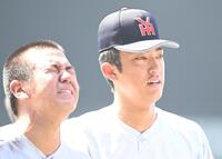智弁和歌山に敗れ引き揚げる横浜・織田翔希（右）＝撮影・高部洋祐