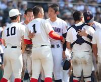 試合後、健闘をたたえ合う横浜・織田翔希（中央）と智弁和歌山・和気匠太（１）＝撮影・坂部計介