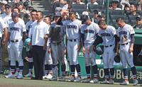 智弁和歌山に敗れた、横浜・織田翔希（中央）ら横浜ナイン（撮影・中田匡峻）