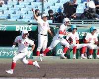 ３回、山田凜虎（手前左）の同点適時二塁打に腕を回す智弁和歌山・中谷仁監督（撮影・中田匡峻）