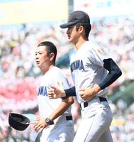 智弁和歌山に敗れ、スタンドへ向かう横浜・織田翔希（右）と村田浩明監督