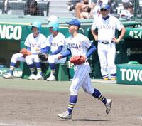 ９回、マウンドに向かう健大高崎・石垣聡志。右奥は青柳博文監督（撮影・中田匡峻）
