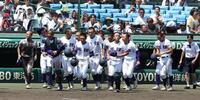 健大高崎に敗れ、アルプスへあいさつに向かう天理ナイン（撮影・中田匡峻）