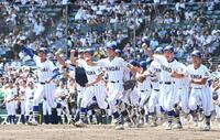 天理に勝利し、アルプスに駆け出す健大高崎ナイン（撮影・高部洋祐）
