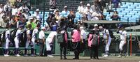 試合を終え、頭を下げ合う天理・藤原忠理監督（左）と健大高崎・青柳博文監督（撮影・中田匡峻）