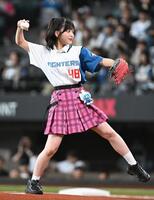ファーストピッチを務めたＡＫＢ４８・川村結衣