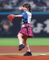 ファーストピッチセレモニーで投球するＡＫＢ４８・川村結衣（撮影・中島達哉）