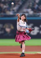 ファーストピッチセレモニーで投球するＡＫＢ４８・川村結衣（撮影・中島達哉）