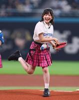 ファーストピッチセレモニーで投球するＡＫＢ４８・川村結衣（撮影・中島達哉）