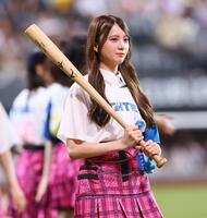 ファーストピッチセレモニーに登場し、バットを持って打席に向かうＡＫＢ４８・水島美結（撮影・中島達哉）