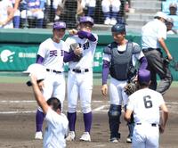 １回、ピンチで集まる天理・長尾亮大（中央）ら天理ナイン（撮影・中田匡峻）