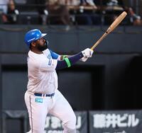 ３回、先制２点適時二塁打を放つレイエス（撮影・中島達哉）