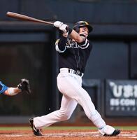 ８回、同点満塁本塁打を放つ栗原（撮影・中島達哉）