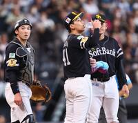 ３回、先制を許し、マウンドに集まる前田悠（中央）らナイン（撮影・中島達哉）