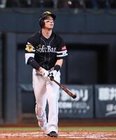 ８回、同点満塁本塁打を放つ栗原（撮影・中島達哉）