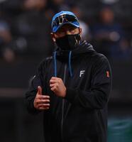 １０回、選手交代を告げる新庄監督（撮影・中島達哉）