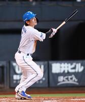 ７回、ソロを放つ野村（撮影・中島達哉）
