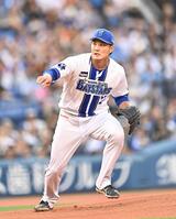１回、浦田を一ゴロに打ち取りベースカバーに走る藤浪（撮影・開出牧）